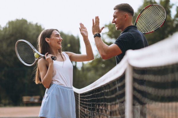 Freepik Imagem casal feliz jogando beach tennis