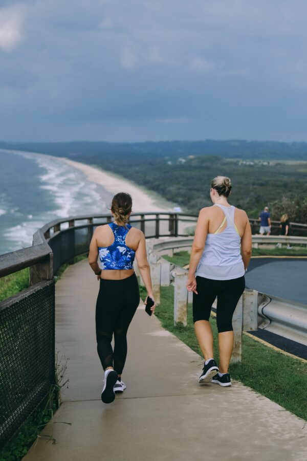 PexelsMulheres fazendo um circuito de caminhada frente ao mar - Saúde Nattural