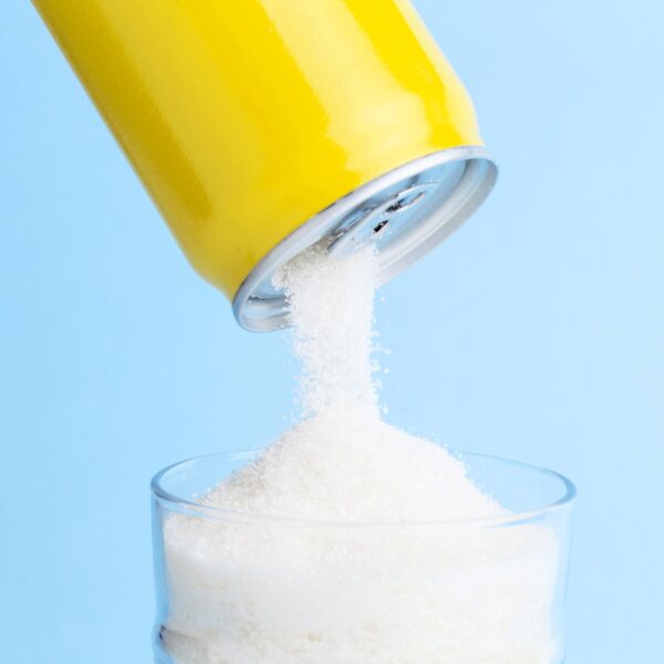 Freepik Imagem lata de refrigerante derramando açucar
