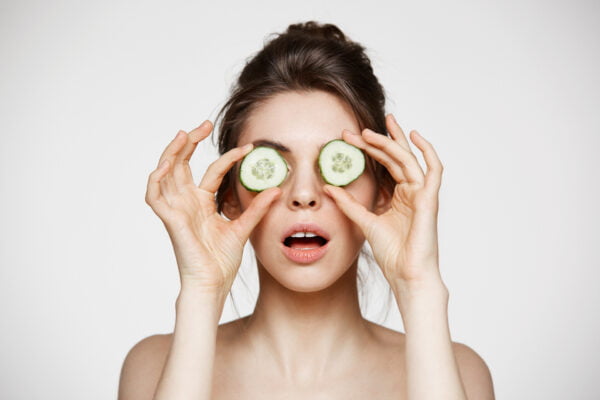 Freepik Imagem Mulher com rodelas de pepino sobre os olhos