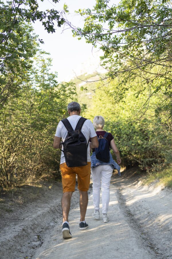 Freepik Imagem pessoas caminhando na colina