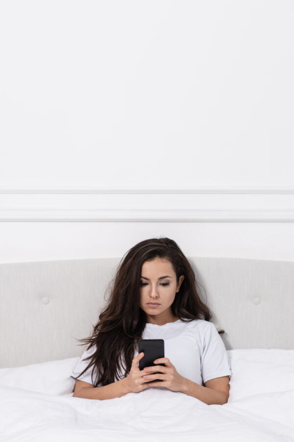 Imagem Freepik mulher triste sozinha usando o celular