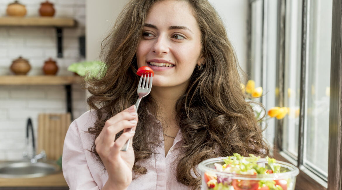 Freepik Imagem Mulher morena comendo uma salada