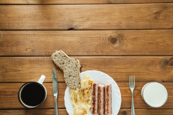 Freepik Imagem: Composto delicioso café da manhã com bebidas