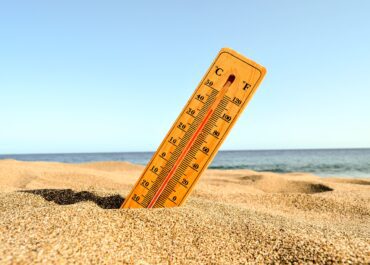 Freepik Imagem : termômetro em areia da praia