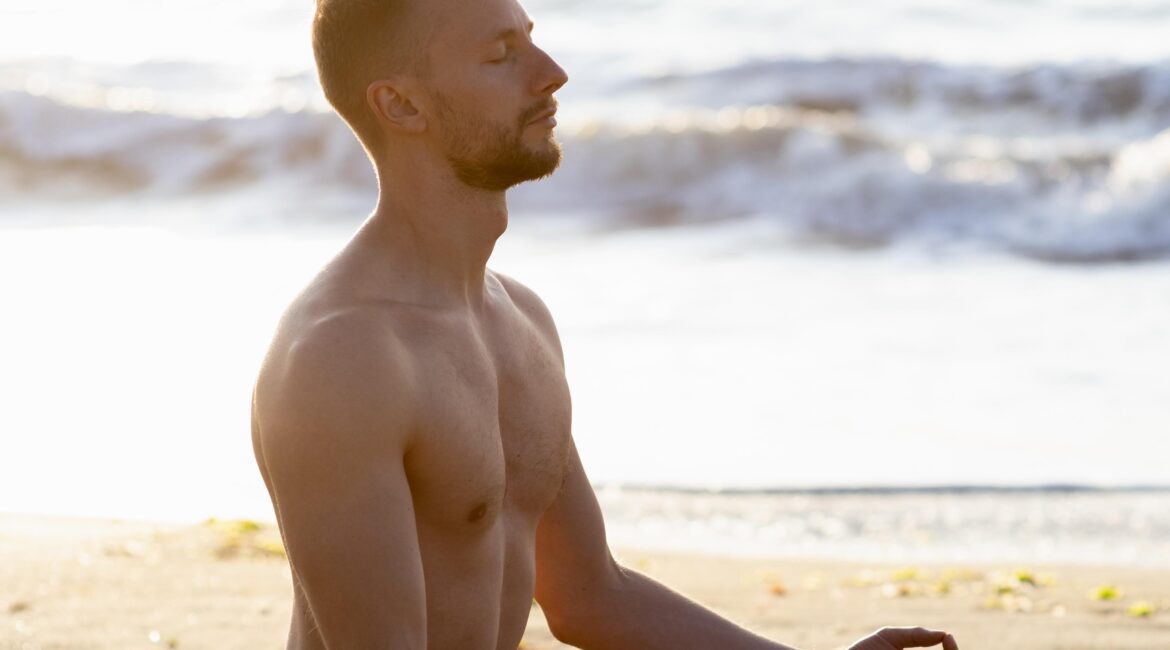 Freepik Imagem Homem sem camisa lateralmente meditando na praia