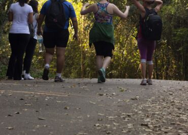 Imagem de grupo fazendo caminhada.