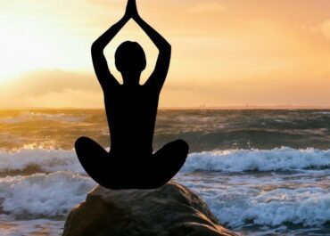 Imagem: estátua na pedra com pose de meditação.