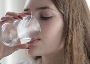 imagem mulher tomando água.