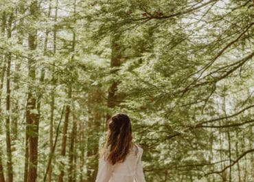 Imagem mulher caminhando ao ar livre