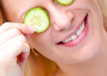 Imagem Mulher usando pepino congelado nas olheiras
