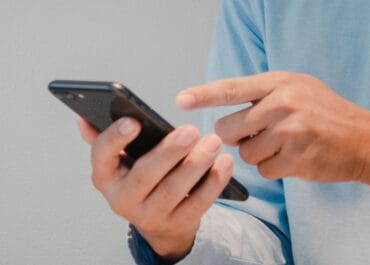 Imagem de homem usando o celular
