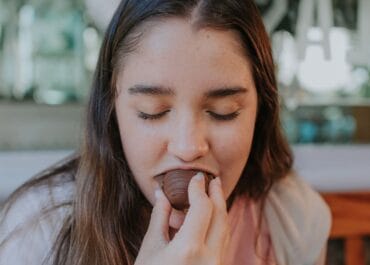 Imagem mulher comendo chocolate