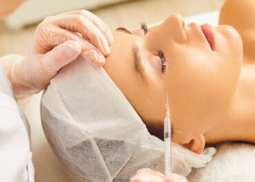 Imagem mulher fazendo aplicação facial