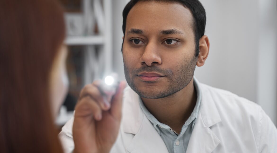 Freepik imagem dermatologista examinando a pele da paciênte.