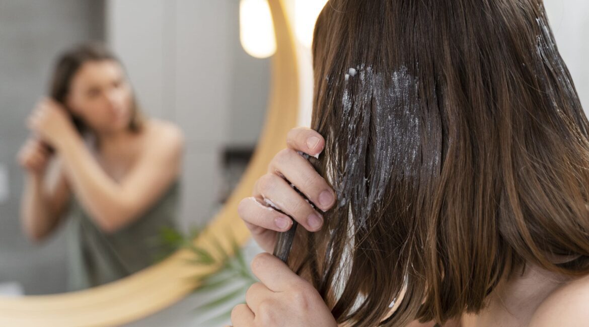 Freepik Imagem mulher jovem usando pré-shampoo.