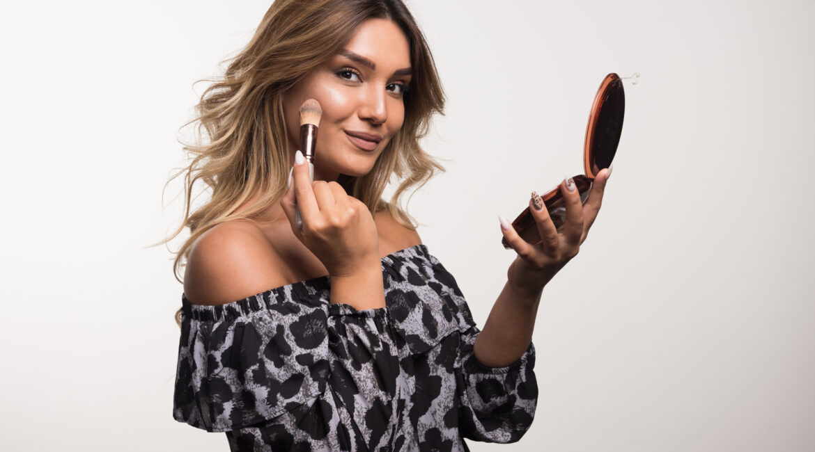 Freepik Imagem erros de maquiagem no inverno, mulher jovem se maquiando.